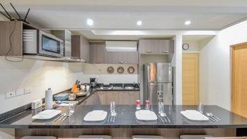 Kühlschrank, Mikrowelle, Ofen, Herdplatte