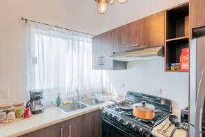 Refrigerador, microondas, horno y parrilla de estufa