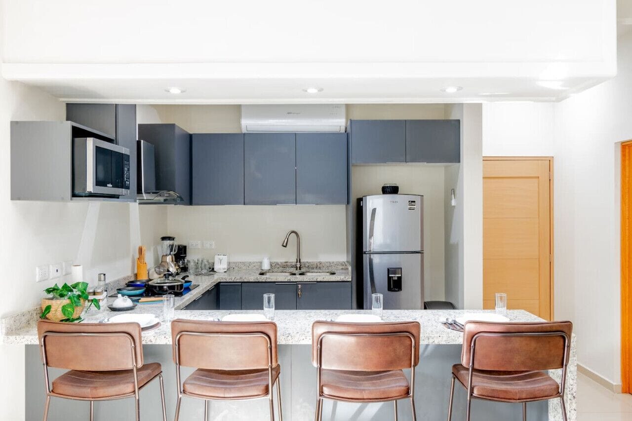 Kjøleskap, mikrobølgeovn, kokeplater og kaffetrakter/tekoker