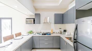 Réfrigérateur, micro-ondes, plaque de cuisson, cafetière/bouilloire