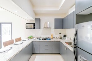Fridge, microwave, stovetop, coffee/tea maker - Penthouse Con Terraza en Zona Dorada (Mazatlán)