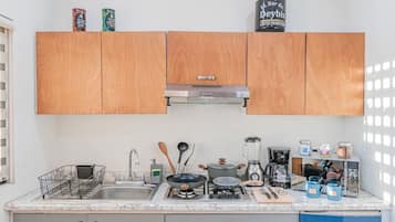Kylskåp, mikrovågsugn, spishäll och kaffe- och tebryggare