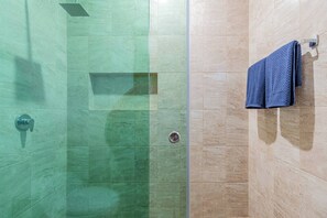 Shower, towels, soap, shampoo - LOFT El Azul | Centro Historico | Cama King (Durango)