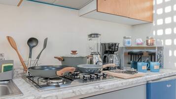 Réfrigérateur, micro-ondes, plaque de cuisson, cafetière/bouilloire