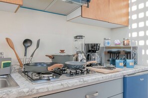 Fridge, microwave, stovetop, coffee/tea maker - LOFT El Azul | Centro Historico | Cama King (Durango)