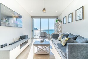 Smart-TV, Tischfußball, Tischtennisplatte