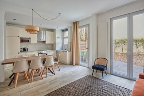 Fridge, microwave, stovetop, dishwasher