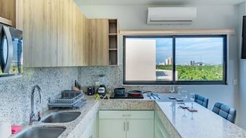 Een koelkast, een magnetron, een kookplaat