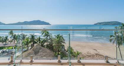 Hermoso Condo al Pie de la Playa "Camino al Mar"