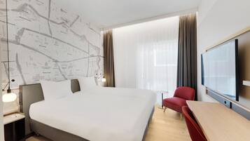 Business Twin Room | In-room safe, desk, laptop workspace, blackout drapes