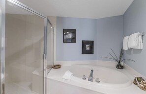 Douche, baignoire Ă jets, sĂšche-cheveux, serviettes fournies