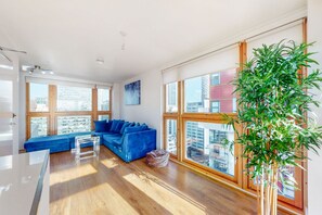 Smart TV - Stylish 2 Bed Penthouse with private roof top terrace in Canary Wharf (London)