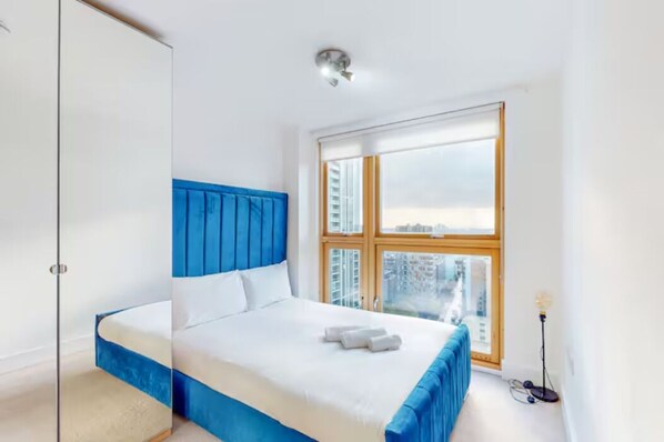 2 bedrooms, iron/ironing board, WiFi, bed sheets - Stylish 2 Bed Penthouse with private roof top terrace in Canary Wharf (London)