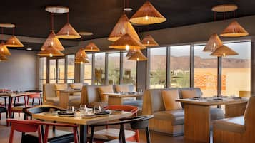 2 restaurants, breakfast served