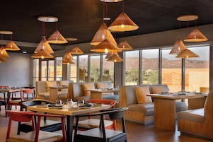 2 restaurantes; se sirve desayuno, almuerzo y cena