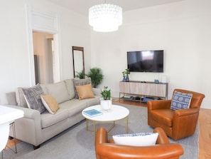 Una Smart TV, una chimenea