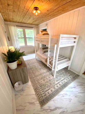 4 quartos, escrivaninha, ferros/tábuas de passar roupa