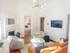 Smart TV, fireplace