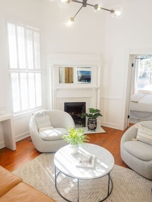 Smart TV, fireplace