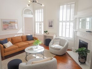 Smart TV, fireplace - The Historic Habersham House - Heart of Savannah (Savannah)