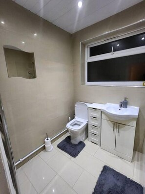 Maison | Salle de bain | Ensemble baignoire-douche, baignoire profonde, serviettes fournies