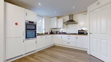 House | Private kitchen | Fridge, microwave, oven, stovetop