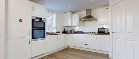 Maison | Cuisine privée | Réfrigérateur, four à micro-ondes, un four, surface de cuisson