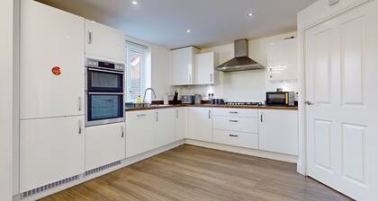Tms Lovely 5-bed House in Stanford-le-hope