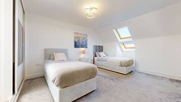 House | 5 bedrooms, free WiFi, bed sheets