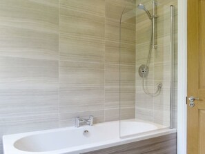 Hair dryer, towels, soap, toilet paper - Juniper Lodge at Carberry Tower Estate (Musselburgh)