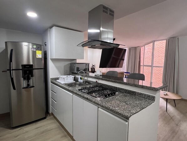 雪櫃、微波爐、焗爐、爐具