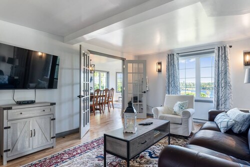 Riverview, King bed main floor, 4 bedroom, 2 bathroom Farmhouse.