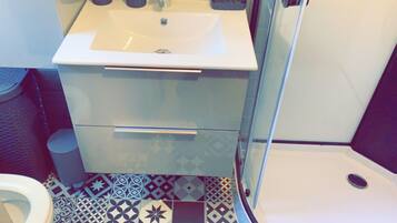 風筒、提供毛巾、廁紙