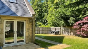 Outdoor dining - Willow Lodge at Carberry Tower Estate
(Musselburgh)