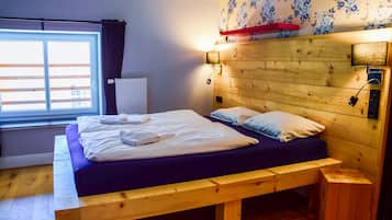 Economy-Doppelzimmer | Schreibtisch, laptopgeeigneter Arbeitsplatz, Verdunkelungsvorhänge