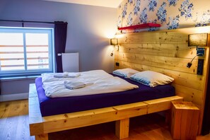 مكتب ومساحة عمل للكمبيوتر المحمول وستائر تعتيم وتجهيزات عازلة للصوت