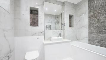 Apartment | Bathroom | Combined shower/bathtub, deep-soaking bathtub, hair dryer, towels