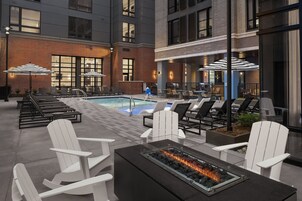 季节性开放的室外游泳池，08:00 至 21:00 开放，日光浴躺椅