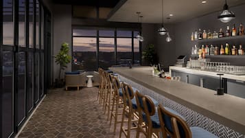 2 bars/lounges, cocktail bar, cocktail bar