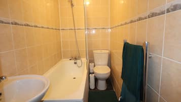 Studio | Bathroom | Shower, hair dryer, towels, toilet paper