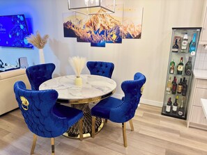 Dining - Luxury Home away from Home, a stunning haven with 3 bedrooms and 2.5 bath (Calgary)