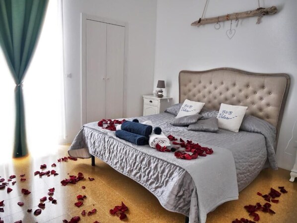 2 bedrooms, iron/ironing board, travel cot, WiFi