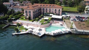 Un hôtel situé au bord de l’eau, doté d’une piscine, d’un espace extérieur aménagé et d’un quai.