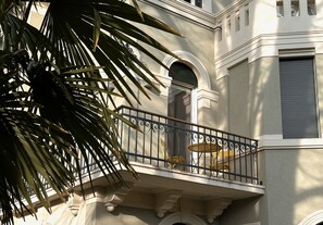 A building with a balcony, a door, and a window. - Villa Ada al Lido (Venice)