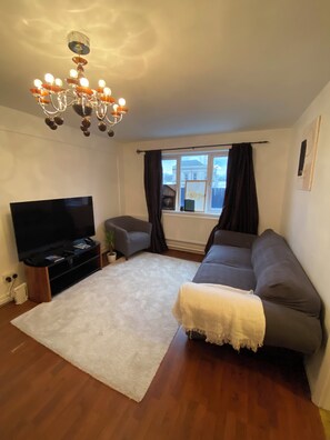 TV - Inviting 2BD Flat in the heart of Whitechapel (London)