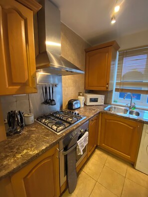 Fridge, microwave, oven, stovetop - Inviting 2BD Flat in the heart of Whitechapel (London)