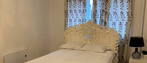 2 عدّة غرف نوم وخدمة الإنترنت وملاءات أسرّة