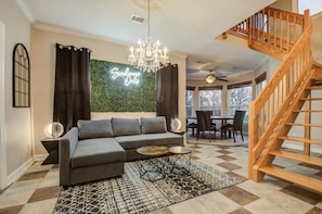Smart TV, fireplace, books, stereo
