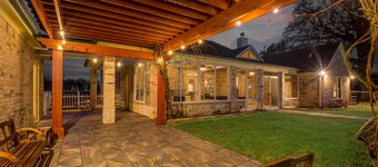 Chick & Modern Getaway Ranch - Lake Livingston View!