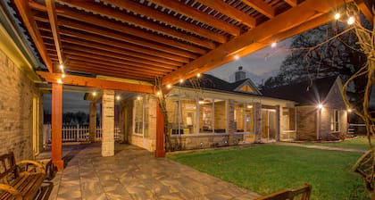 Chick & Modern Getaway Ranch - Lake Livingston View!